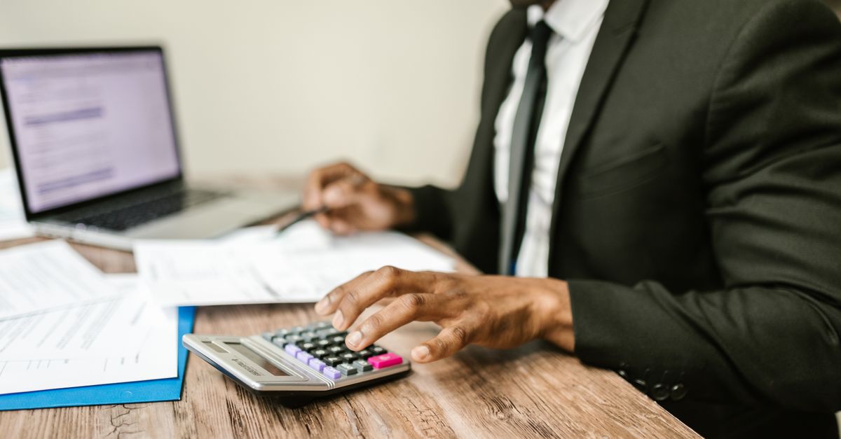expert comptable offrant des services professionnels de gestion financière, tenue de comptes et conseils fiscaux pour particuliers et entreprises.