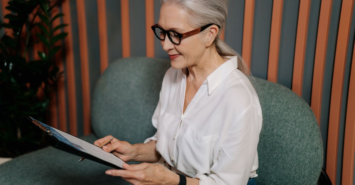découvrez des opportunités d'emploi dédiées aux seniors pour valoriser leur expérience et compétences sur le marché du travail.