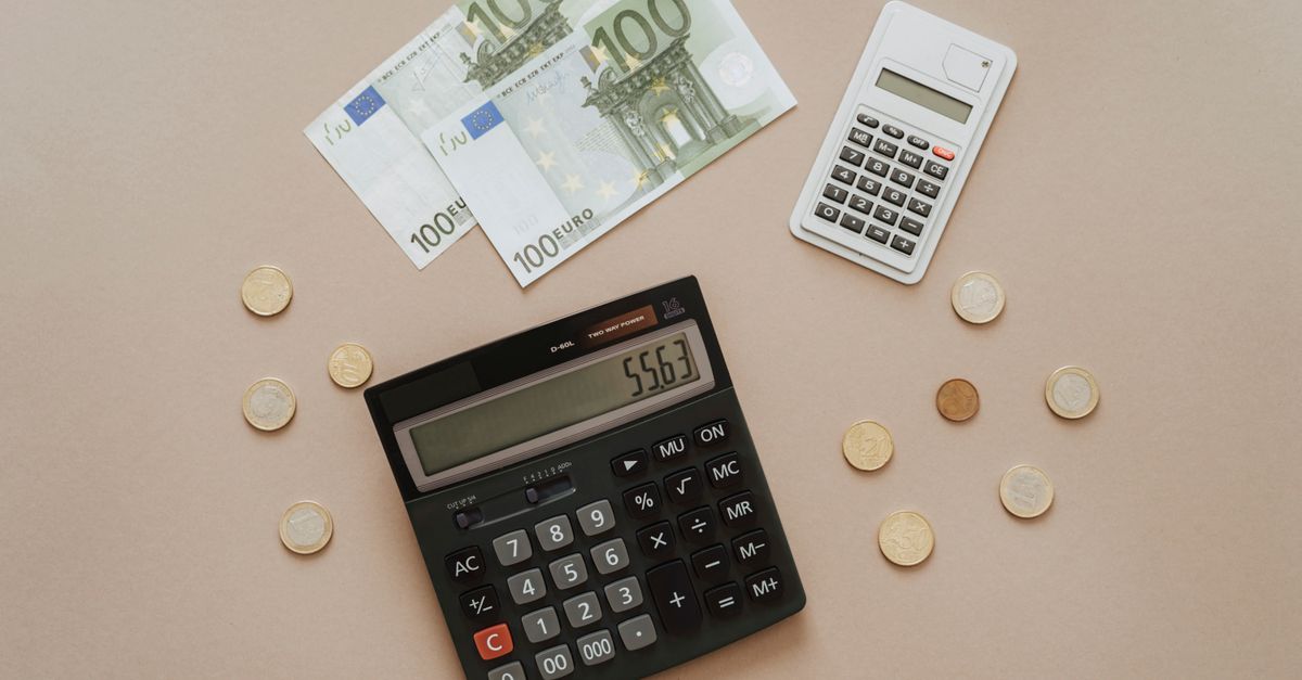 découvrez la différence entre le salaire net et le salaire brut, et comprenez comment les cotisations sociales et les impôts influent sur votre rémunération.