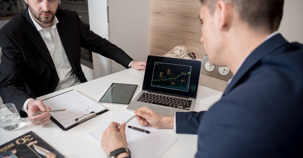 un business broker facilite la vente et l'achat d'entreprises en accompagnant les vendeurs et acheteurs tout au long du processus pour garantir une transaction réussie.