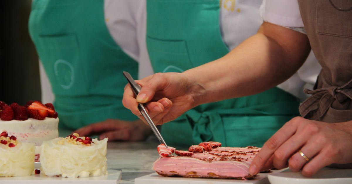 découvrez le parcours inspirant d'un chef pâtissier entrepreneur, alliant passion pour la pâtisserie et esprit d'entreprise pour créer des délices uniques.